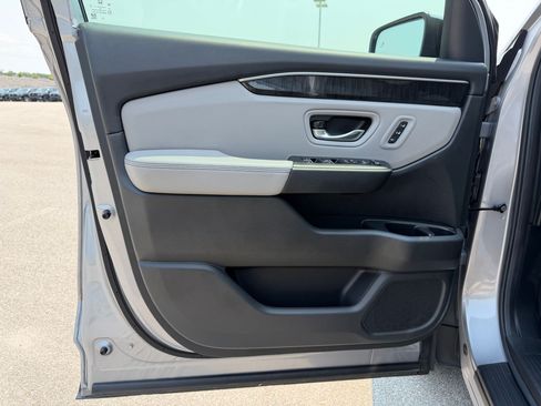 Used 2025 Honda Pilot Elite image 13