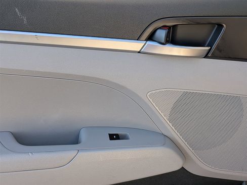 Used 2020 Hyundai Elantra SE image 24