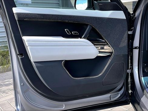 Used 2025 Land Rover Range Rover Sport image 23