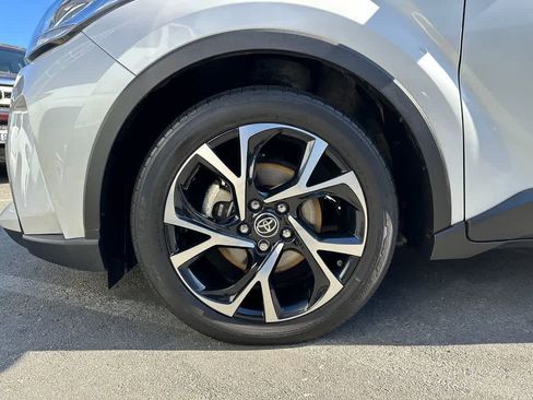 Used 2022 Toyota C-HR XLE image 7