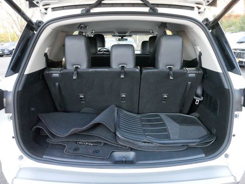 Used 2024 Nissan Pathfinder SL w/ Black Appearance Package image 18