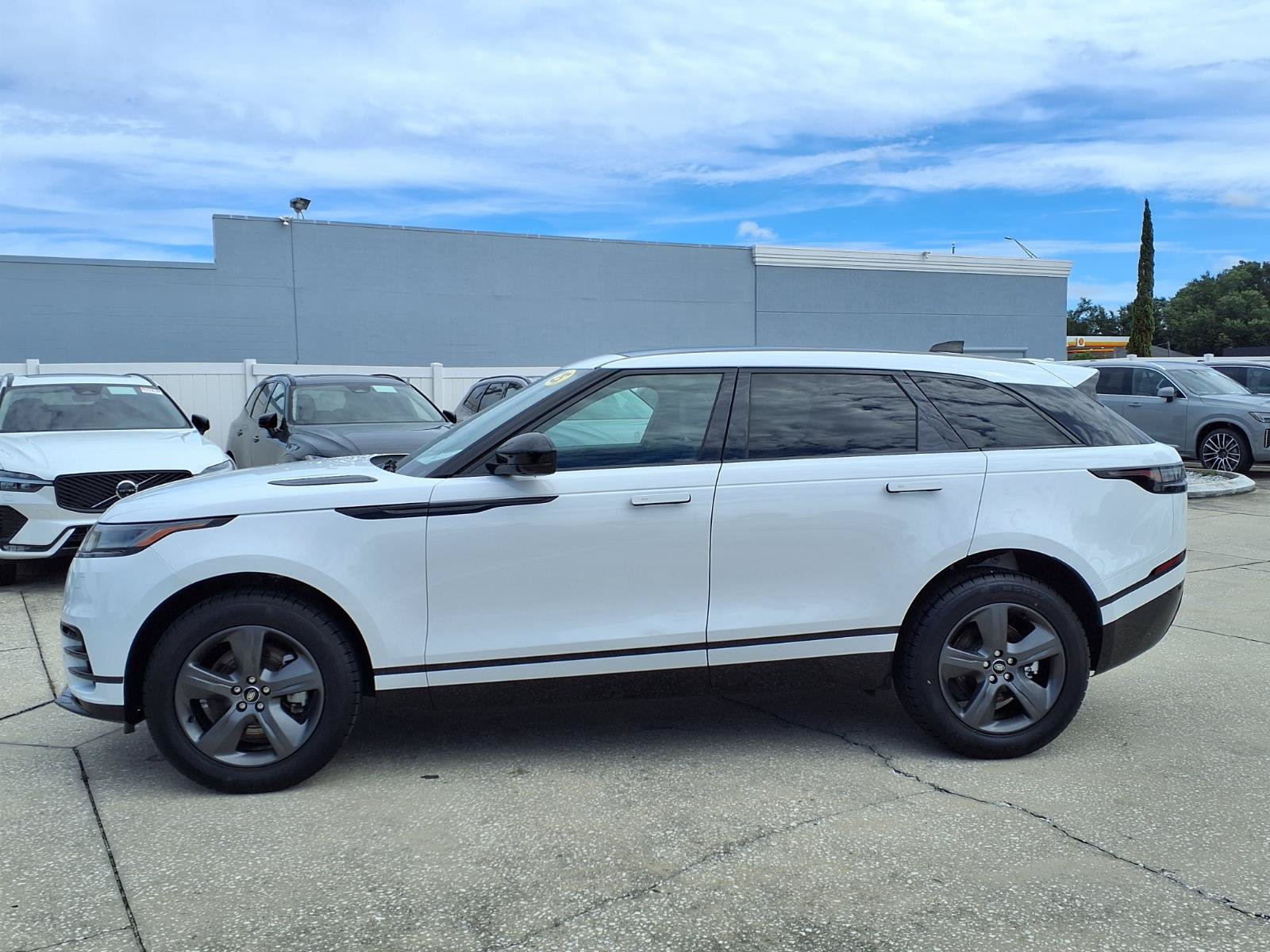 Used 2025 Land Rover Range Rover Velar Dynamic SE AWD/4WD image 4