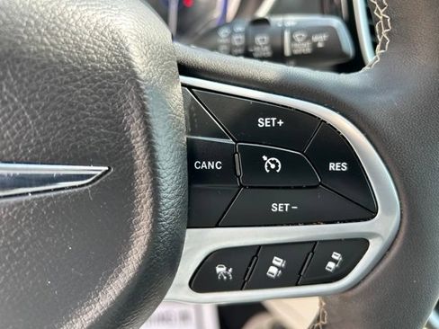 Used 2024 Chrysler Pacifica Touring-L FWD image 16