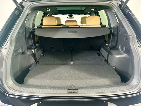 Used 2023 Volkswagen Tiguan SE w/ Panoramic Sunroof Package FWD image 27