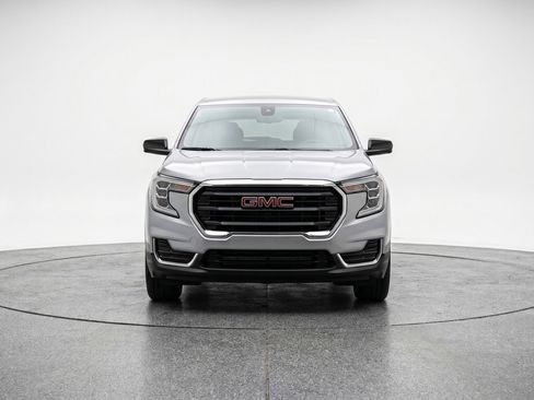 Used 2024 GMC Terrain SLE FWD image 2