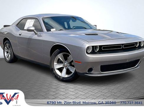 Used 2015 Dodge Challenger SXT RWD image 1
