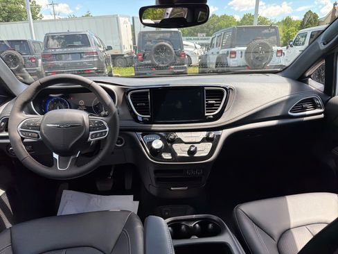 Used 2025 Chrysler Pacifica Select FWD image 14