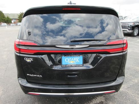 Used 2023 Chrysler Pacifica Touring-L image 4