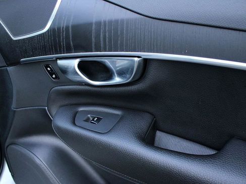 Used 2020 Volvo XC90 T6 Momentum image 25