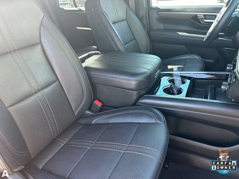 Used 2025 Chevrolet Tahoe High Country AWD/4WD image 11