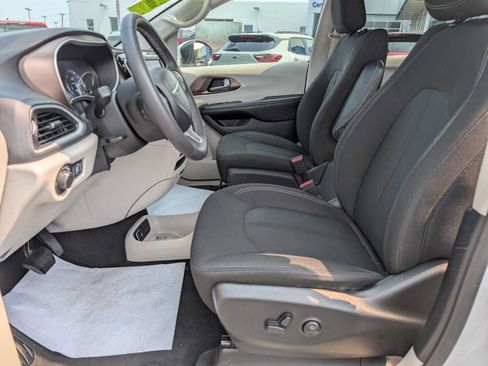 Used 2022 Chrysler Voyager LX FWD image 4