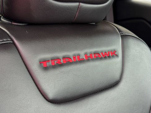 Used 2022 Jeep Cherokee Trailhawk AWD/4WD image 30