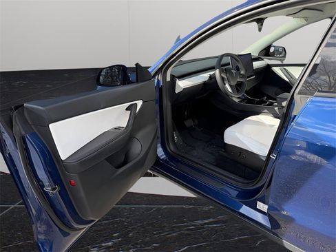 Used 2021 Tesla Model Y Long Range image 13