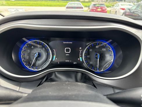 Used 2022 Chrysler Pacifica Touring-L FWD image 14