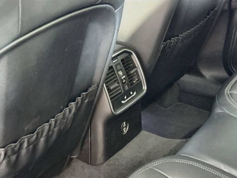 Certified 2025 Porsche Macan AWD/4WD image 20