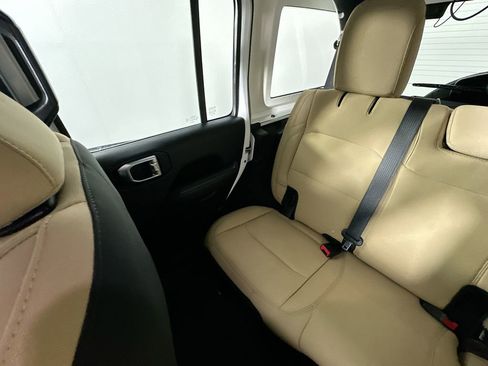 Used 2018 Jeep Wrangler Unlimited Sahara AWD/4WD image 12