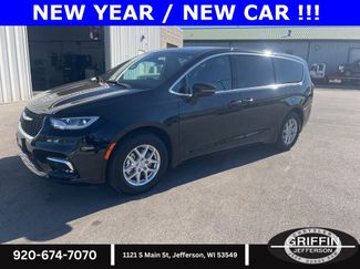 Used 2025 Chrysler Pacifica Select video 1