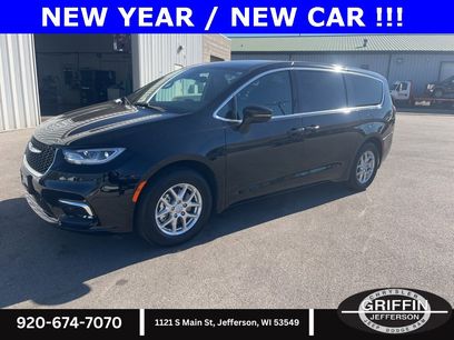Used 2025 Chrysler Pacifica Select
