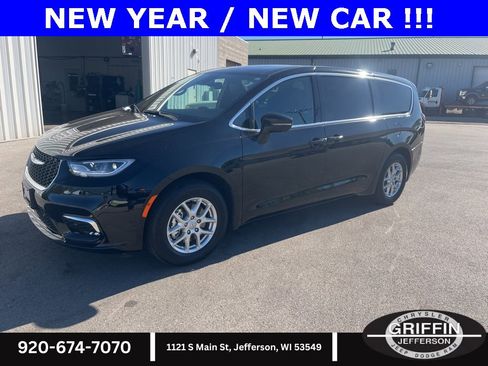 Used 2025 Chrysler Pacifica Select image 1