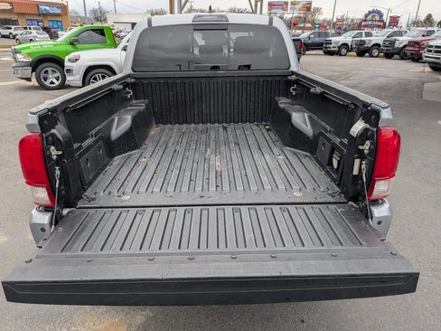 Used 2018 Toyota Tacoma TRD Sport w/ Technology Package image 7