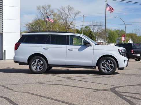 Used 2025 Ford Expedition Active AWD/4WD image 2