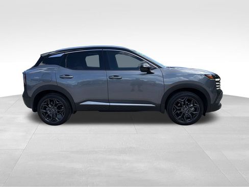 Used 2025 Nissan Kicks SR w/ SR Premium Package FWD image 9