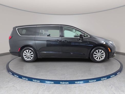 Used 2017 Chrysler Pacifica Touring w/ Tire & Wheel Group FWD image 5