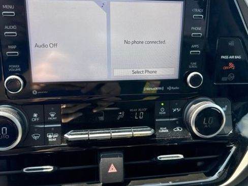Used 2021 Toyota Highlander XLE FWD image 8
