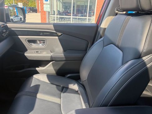 Used 2024 Honda Pilot Touring image 12