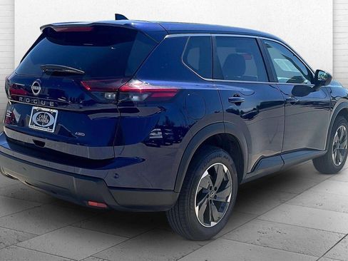 Used 2025 Nissan Rogue SV AWD/4WD image 5