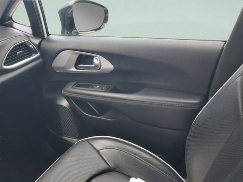 Used 2025 Chrysler Pacifica Limited image 16