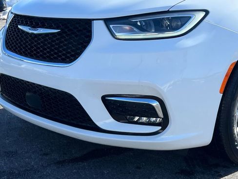 Used 2024 Chrysler Pacifica Touring-L image 8