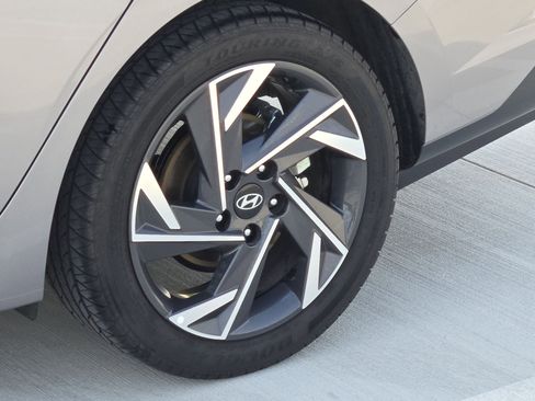 Used 2025 Hyundai Elantra SEL FWD image 12