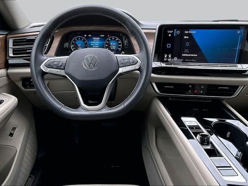 Used 2024 Volkswagen Atlas SE FWD image 6