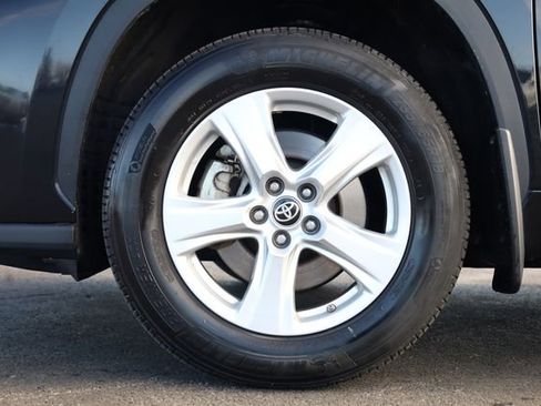 Used 2024 Toyota Highlander LE image 9