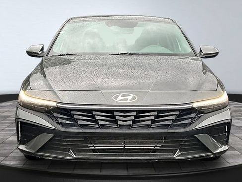 Used 2025 Hyundai Elantra SE FWD image 2