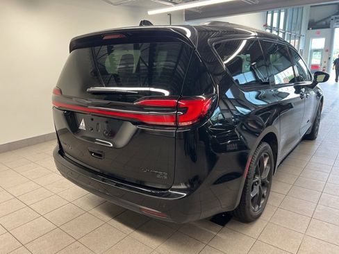Used 2024 Chrysler Pacifica Limited w/ S Appearance Package image 7