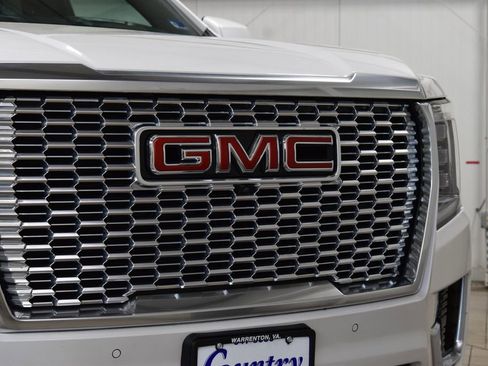 Used 2024 GMC Yukon XL Denali AWD/4WD image 11