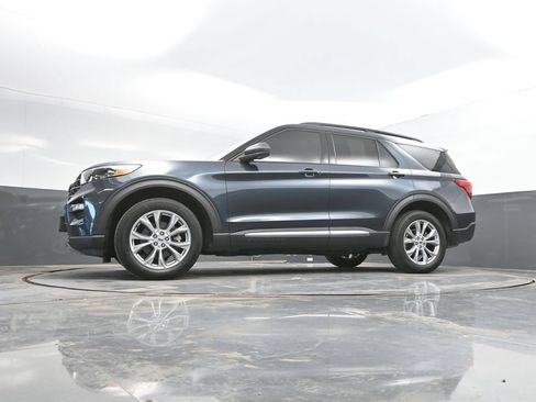 Used 2024 Ford Explorer XLT w/ Equipment Group 202A AWD/4WD image 39