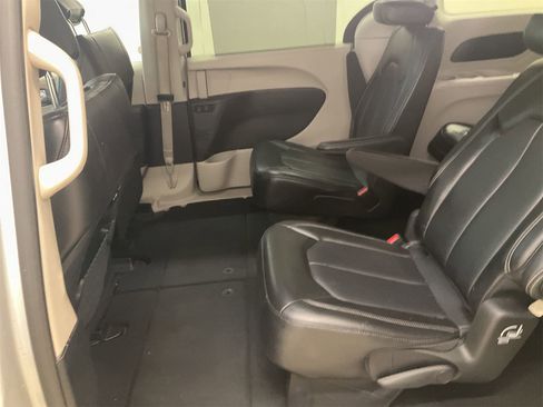 Used 2024 Chrysler Pacifica Touring-L image 15