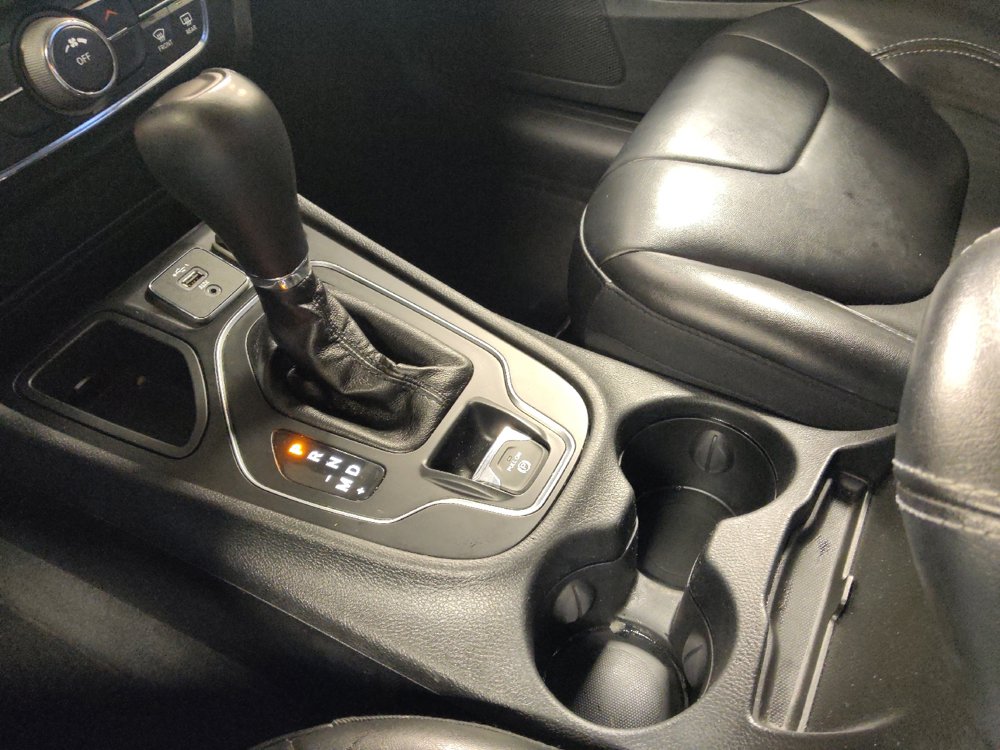 Used 2019 Jeep Cherokee Latitude Plus w/ Cold Weather Group FWD image 26