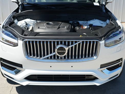 Used 2024 Volvo XC90 T8 Ultimate w/ Lounge Package image 8