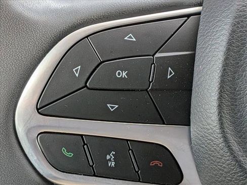 Used 2024 Chrysler Pacifica Touring-L image 15