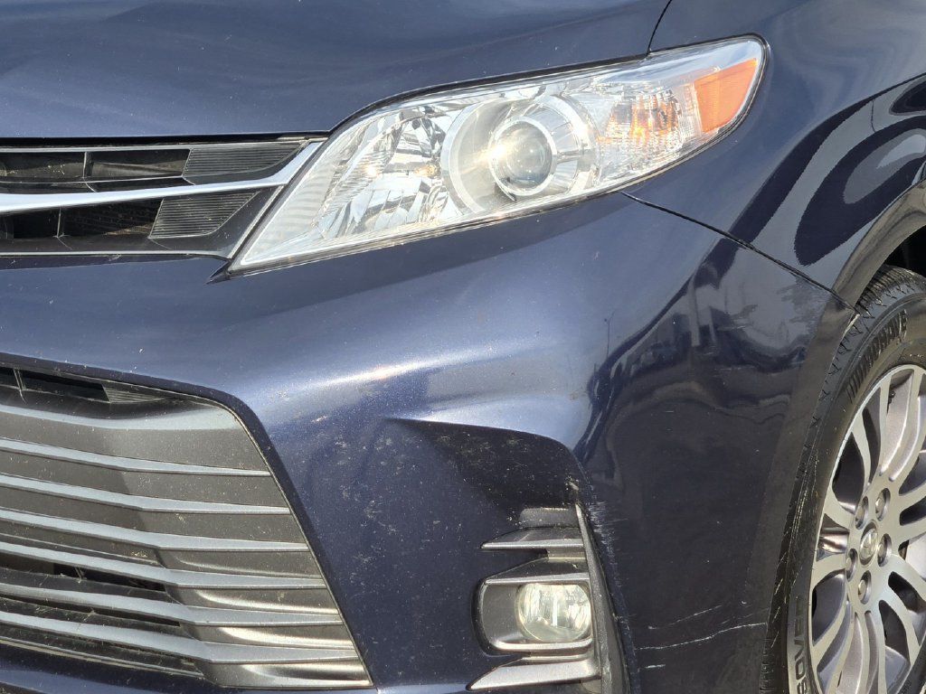 Used 2018 Toyota Sienna XLE w/ XLE Navigation Package FWD image 9