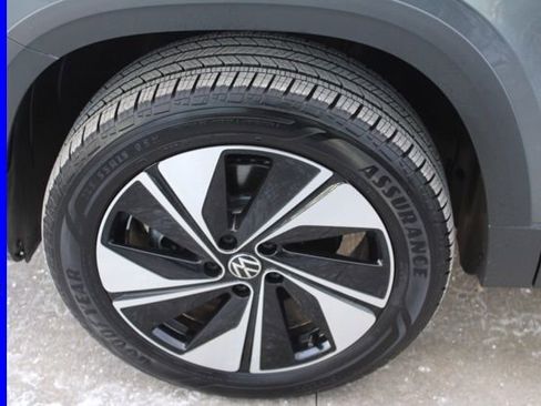 Used 2024 Volkswagen Taos SE image 11