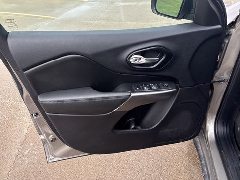 Used 2020 Jeep Cherokee Latitude Plus w/ Cold Weather Group image 12