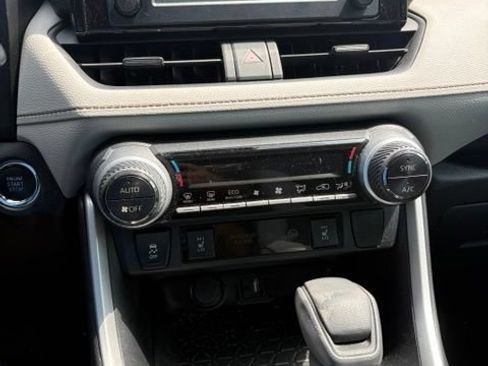 Used 2019 Toyota RAV4 XLE w/ Convenience Package FWD image 8