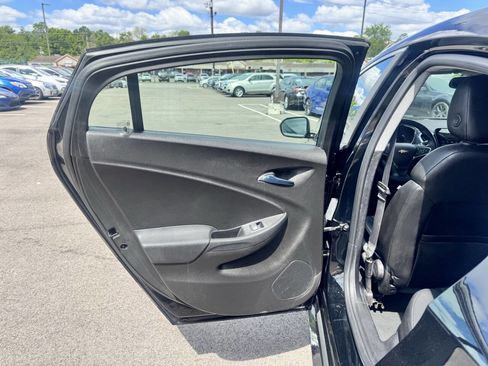 Used 2018 Chevrolet Volt Premier w/ Driver Confidence Package FWD image 15