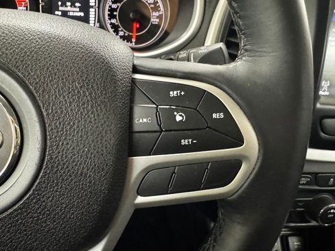 Used 2018 Jeep Cherokee Latitude Plus image 23