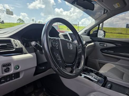 Used 2017 Honda Pilot Touring image 11